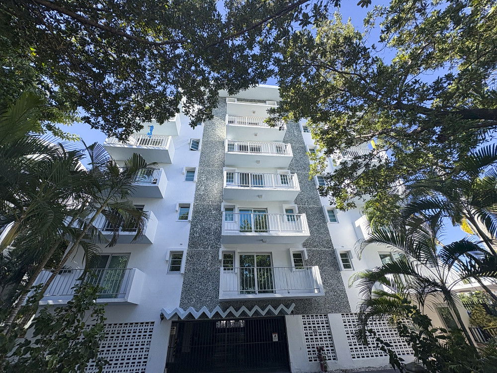 1820 James Ave Condo photo 2